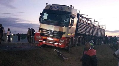 கென்யாவில் ட்ரக்கின் மீது பேருந்து மோதி 14 பேர் பலி 