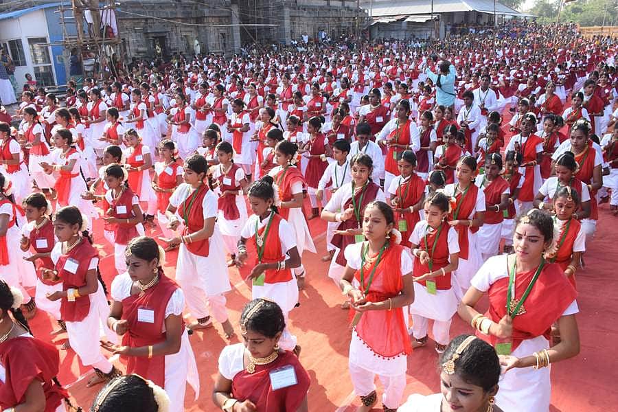 சிதம்பரம் நடராஜர் கோயிலில் கின்னஸ் சாதனை நாட்டிய நிகழ்ச்சி: 7,500 நாட்டியக் கலைஞர்கள் பங்கேற்பு