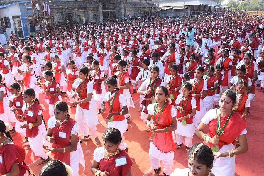 சிதம்பரம் நடராஜர் கோயிலில் கின்னஸ் சாதனை நாட்டிய நிகழ்ச்சி: 7,500 நாட்டியக் கலைஞர்கள் பங்கேற்பு