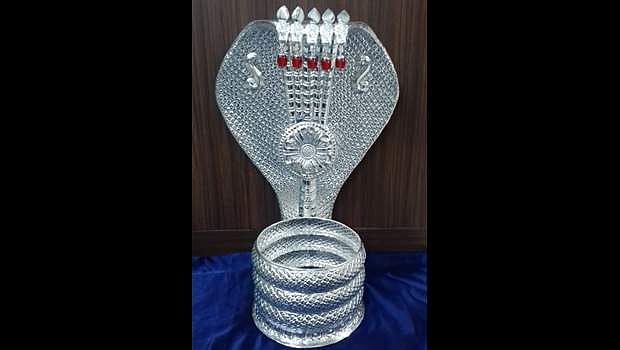 நாகேந்திரனுக்கு நாகாபரணம்