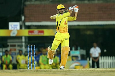 ஹாட்ரிக் சிக்ஸருடன் தோனி அதிரடி அரைசதம்: சரிவிலிருந்து மீண்ட சிஎஸ்கே 175 ரன்கள் குவிப்பு