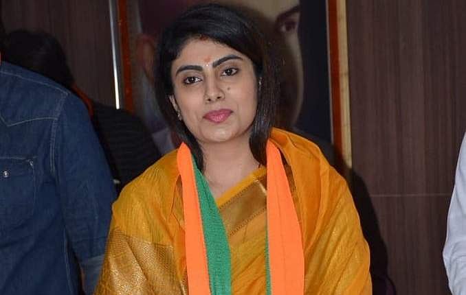 பாஜகவில் இணைந்த பிரபல கிரிக்கெட் வீரரின் மனைவி!