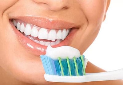 டூத்பேஸ்ட் மேஜிக்... பல் துலக்க மட்டுமல்ல, இப்படியும் பயன்படுத்தலாம்!