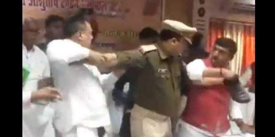 பாஜக எம்.எல்.ஏ.,வை காலணியால் தாக்கிய அக்கட்சியின் எம்.பி., (விடியோ உள்ளே)