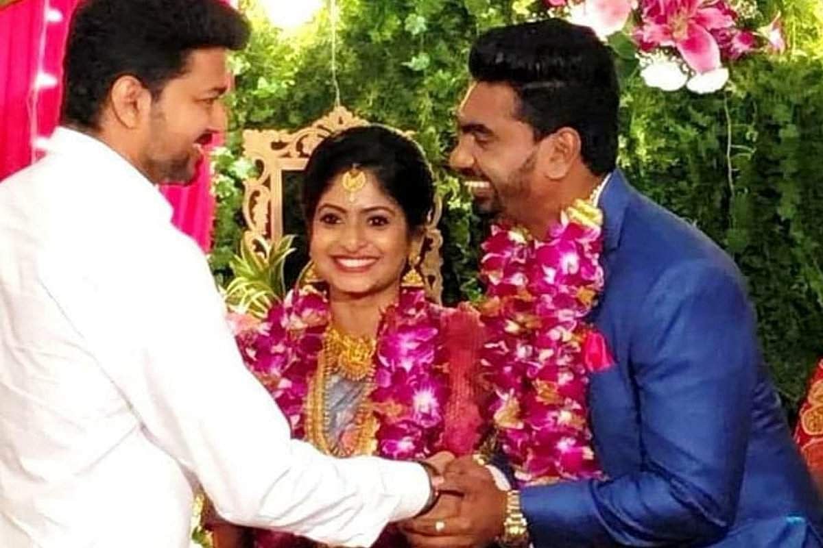 தனது உதவியாளர் இல்லத் திருமணத்தில் கலந்துகொண்ட விஜய்