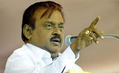 அதிமுக கூட்டணிப் பொதுக் கூட்ட மேடையில் இருந்து திடீரென விஜயகாந்தின் புகைப்படம் அகற்றப்பட்டது ஏன்?