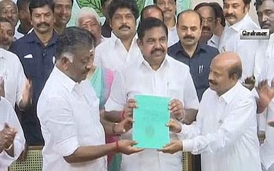 மக்களவைத் தேர்தலுக்கான அதிமுக தேர்தல் அறிக்கை ஓபிஎஸ்-ஈபிஎஸ்சிடம்  ஒப்படைப்பு