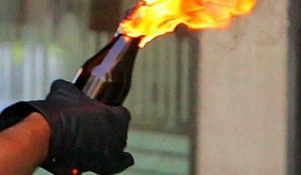 மேற்கு வங்கத்தில் வாக்குச்  சாவடி அருகே கையெறி குண்டு வீச்சு! (விடியோ) 