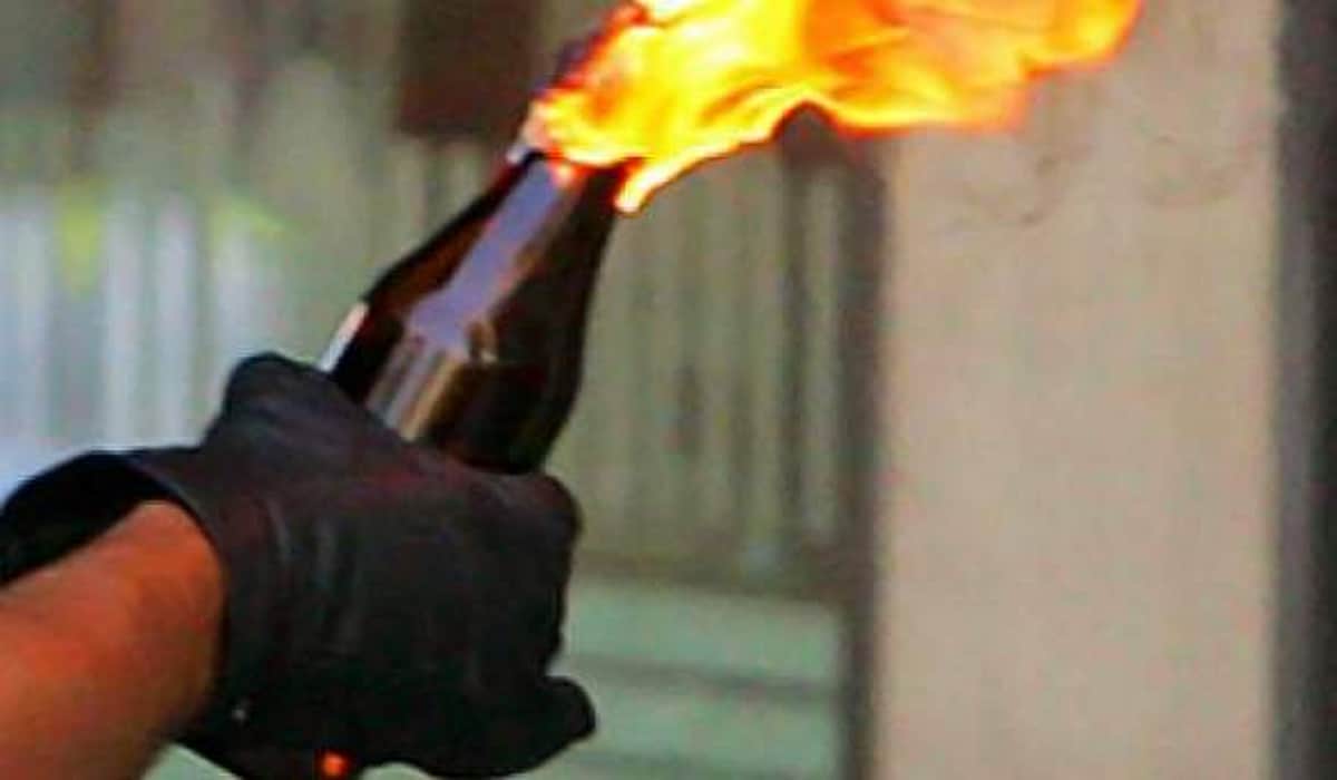 மேற்கு வங்கத்தில் வாக்குச் சாவடி அருகே கையெறி குண்டு வீச்சு! (விடியோ)