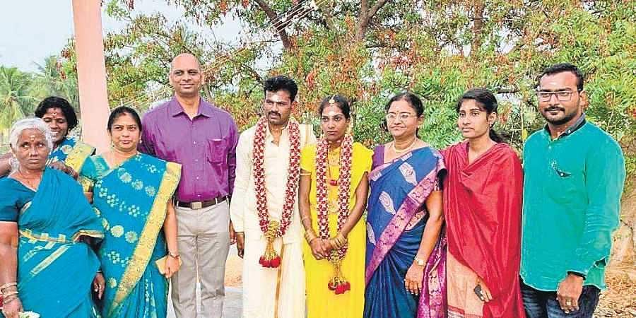 மாற்றுக் கைகள் பொருத்தப்பட்டு மறுவாழ்வு பெற்ற திண்டுக்கல் இளைஞருக்கு டும்..டும்..!