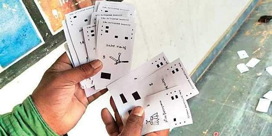 சீல் வைத்த பெட்டியில் விழும் வாக்கு ஒப்புகைச் சீட்டுகள் சிதறியது எப்படி? விசாரணைக்கு உத்தரவு