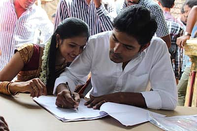 ‘மூடர் கூடம்’ இயக்குநர் திடீர் பதிவுத் திருமணம்!