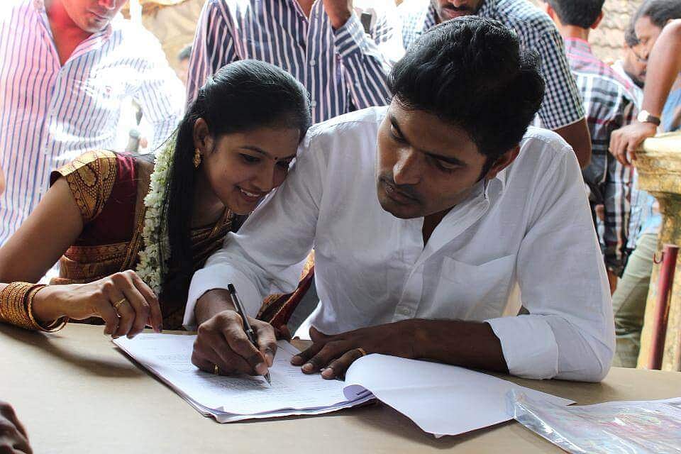 ‘மூடர் கூடம்’ இயக்குநர் திடீர் பதிவுத் திருமணம்!