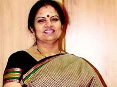 புதுக்கோட்டை அருகே மாற்றி வைக்கப்பட்ட வாக்குப்பதிவு எந்திரம்:  திருச்சி அமமுக வேட்பாளர் சாருபாலா தொண்டைமான் தர்ணா 