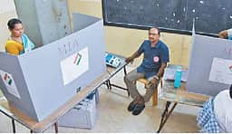 மாற்றுத் திறனாளிகள் வாக்குச் சாவடிக்குச் செல்ல வாகன வசதி