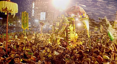 பச்சை பட்டு உடுத்தி வைகை ஆற்றில் கள்ளழகா்