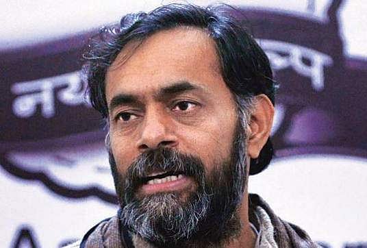 தில்லி வன்முறை: யோகேந்திர யாதவ், 39 போ் மீது வழக்கு