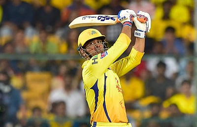 இடைவிடாத சிக்ஸர் மழை: புதிய சாதனைகள் நிகழ்த்திய தோனி!