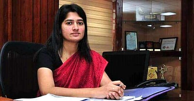 வாக்குப்பதிவு எந்திரங்களை சுமந்து சென்ற பெண் மாவட்ட ஆட்சித்தலைவர்: குவியும் பாராட்டுக்கள் (விடியோ)