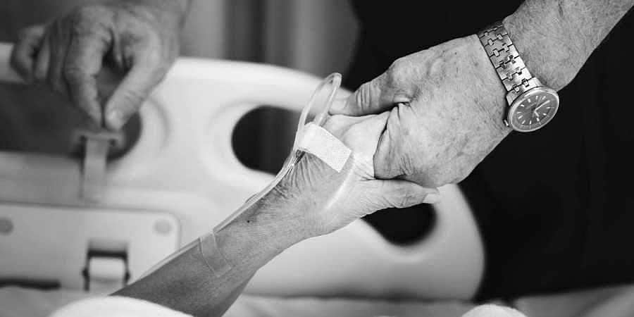 அதிசயம் ஆனால் உண்மை.. சுமார் 30 ஆண்டுகளுக்குப் பிறகு கோமாவில் இருந்து மீண்ட அதிசயப் பெண்!