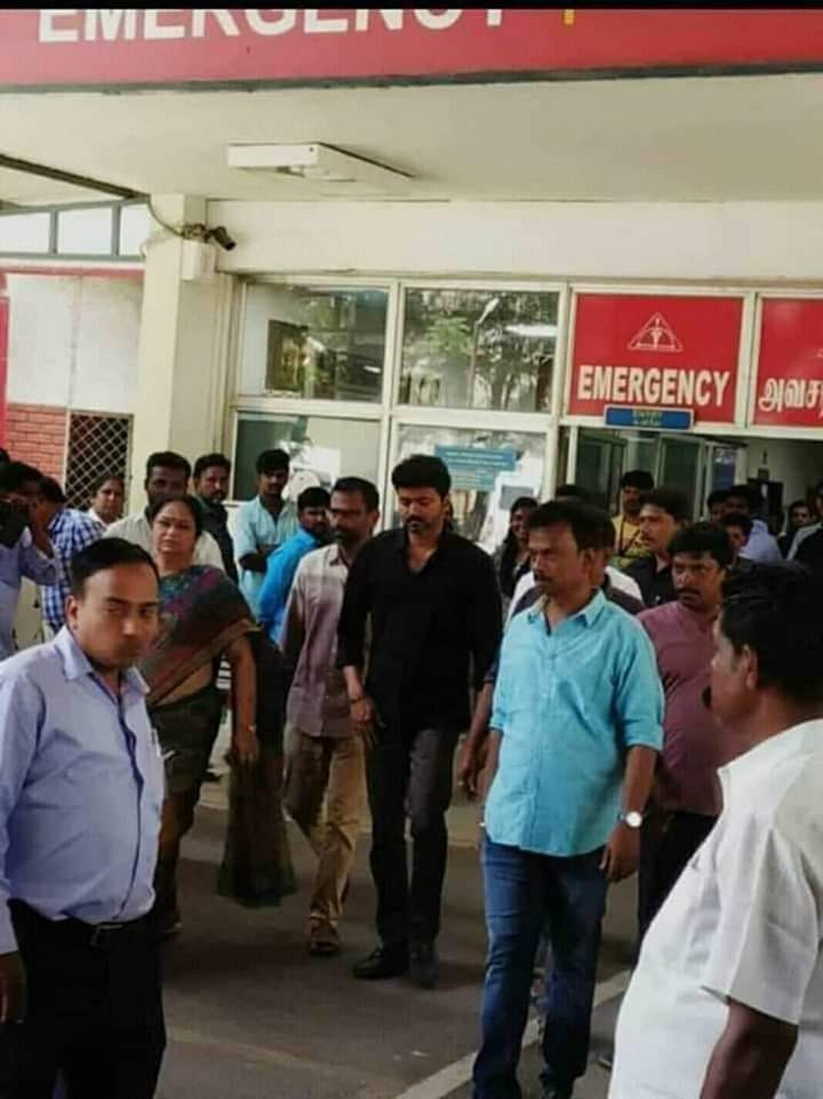 விஜய் 63 படப்பிடிப்பில் விபத்து: காயமடைந்தவரை நேரில் விசாரித்த விஜய்! (விடியோ)