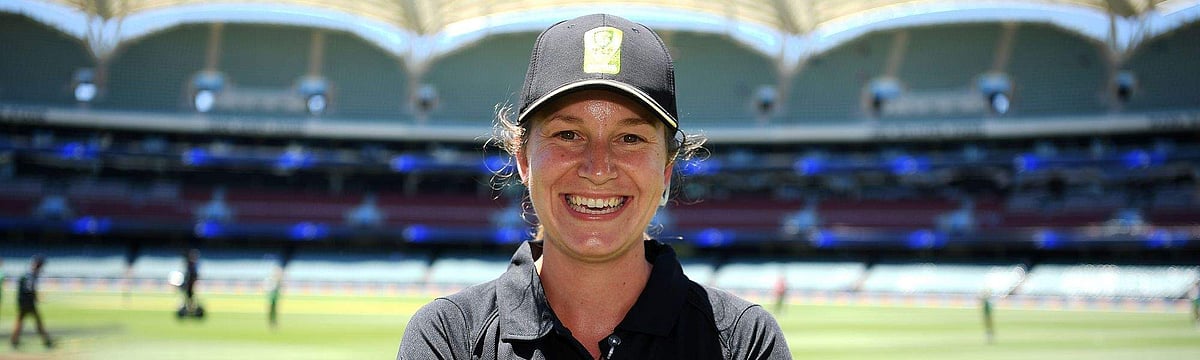 புதிய சாதனை: ஆடவர் சர்வதேச ஒருநாள் கிரிக்கெட்டில் பணியாற்றும் பெண் நடுவர்!