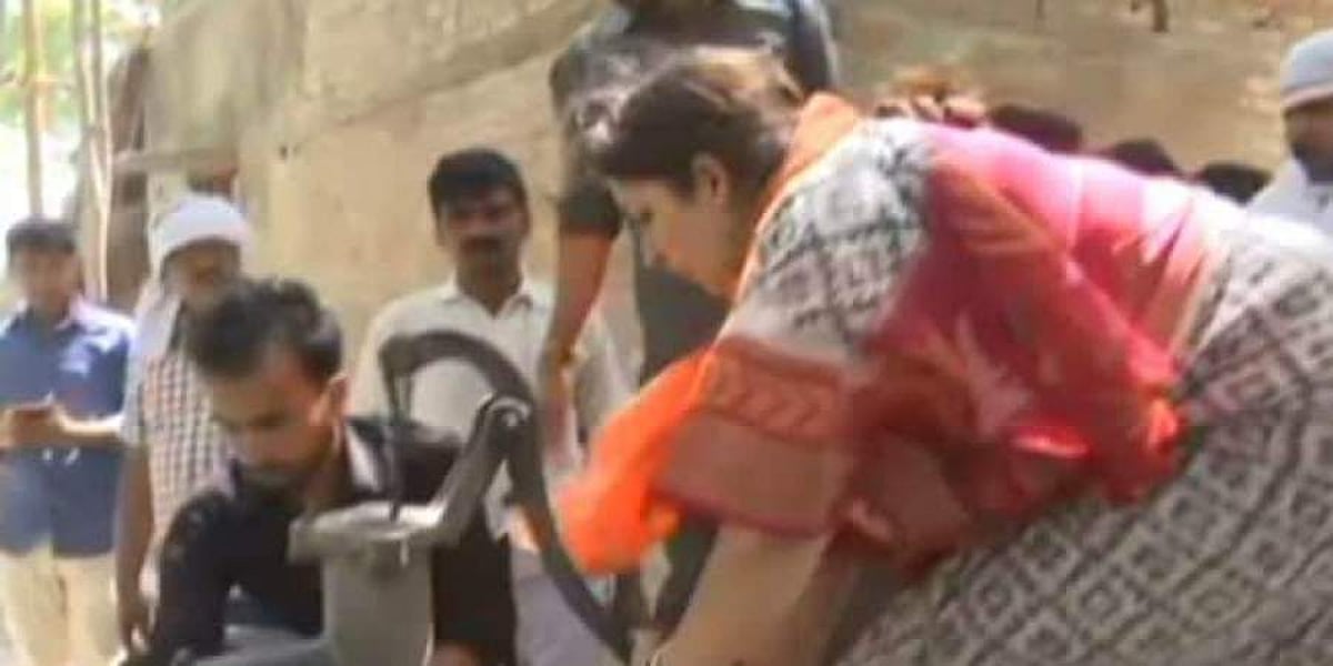 தீயில் கருகிய கோதுமைப் பயிரைக் காப்பாற்ற குழாயில் தண்ணீர் அடித்த ஸ்மிருதி இரானி