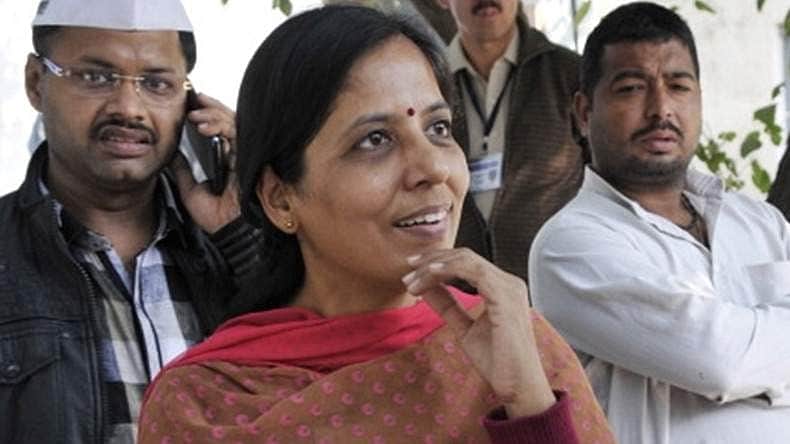 பதிலுக்கு பதில்:  கேஜரிவால் மனைவி மீது வழக்குத் தொடுத்த பாஜக! 