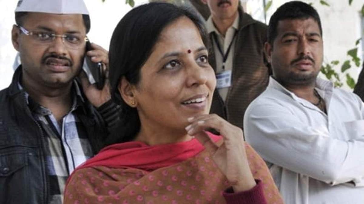 பதிலுக்கு பதில்: கேஜரிவால் மனைவி மீது வழக்குத் தொடுத்த பாஜக!