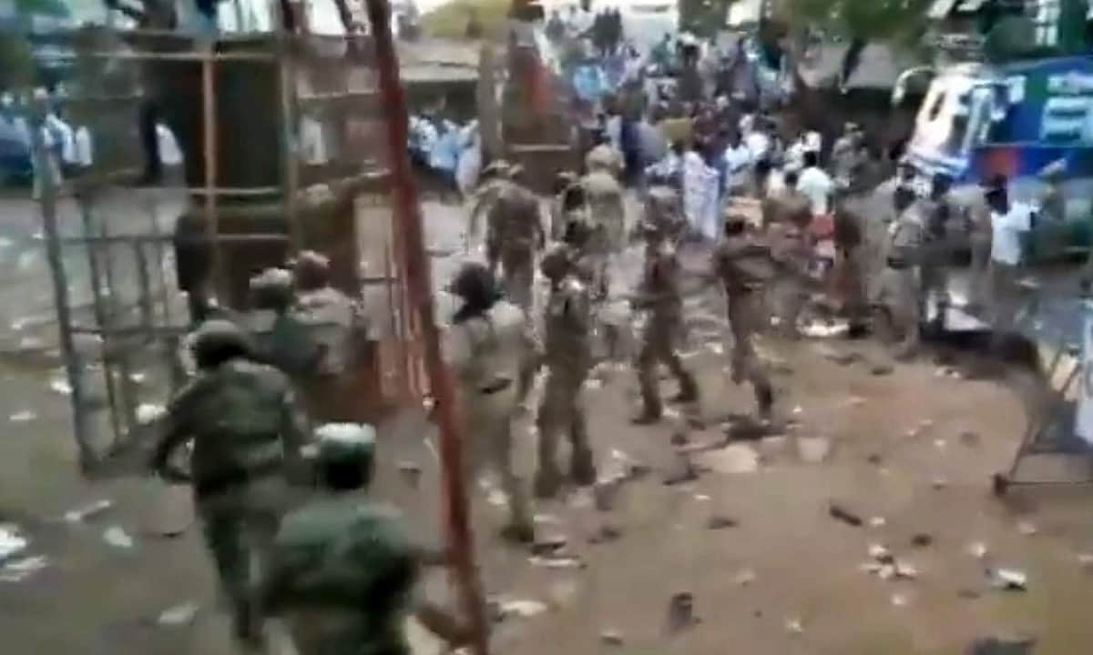 தலைவருடன் சென்ற தொண்டர்களுக்கு போலீஸார் தடியடி: பரபரப்பை ஏற்படுத்திய விடியோ காட்சி