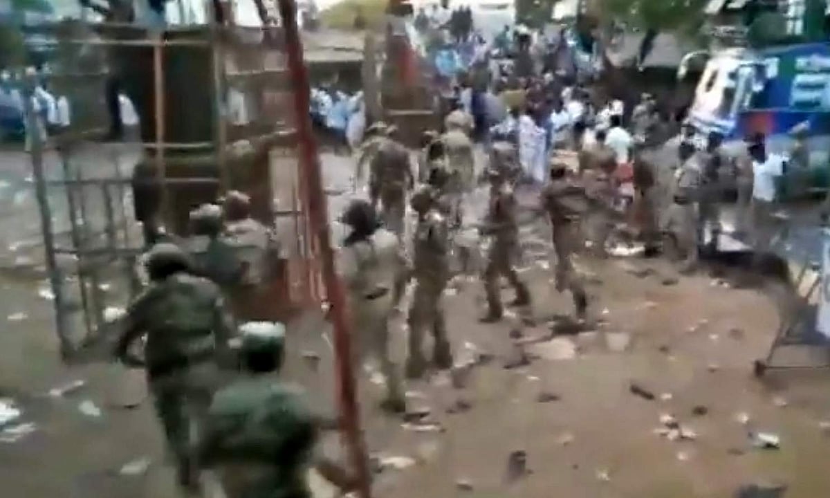 தலைவருடன் சென்ற தொண்டர்களுக்கு போலீஸார் தடியடி: பரபரப்பை ஏற்படுத்திய விடியோ காட்சி