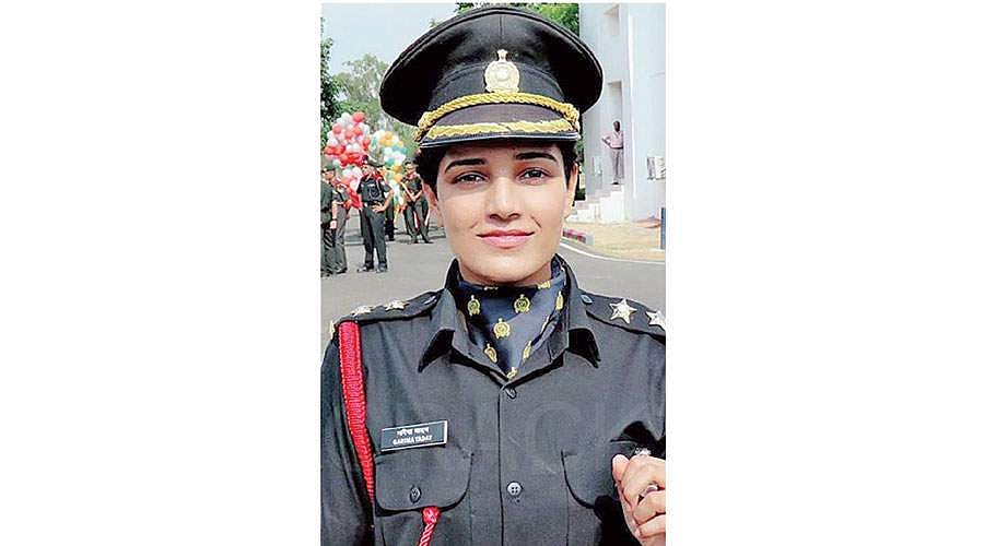 ராணுவத்தில் சேர்ந்த  இந்திய  அழகி ..!