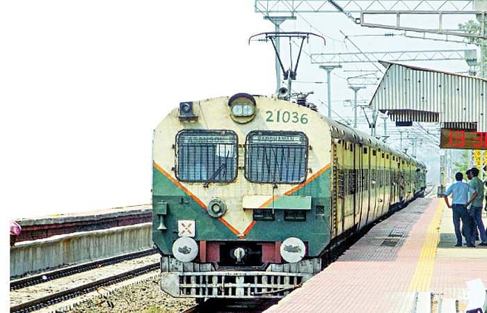 மின்பாதைப் பணிகள் முடிந்தும் திருமால்பூரிலிருந்து அரக்கோணம் வரை ரயில்களை நீட்டிக்காத ரயில்வே நிர்வாகம்