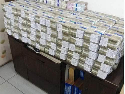 ஹைதராபாத்தில் சொகுசு காரில் கட்டுக்கட்டாக இருந்த ரூ.8 கோடி பறிமுதல்: 7 பேர் கைது