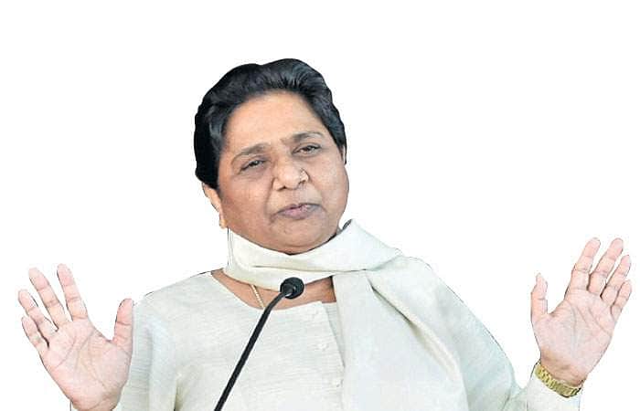 மாயாவதியின் வீட்டில் வரிசைகட்டி நிற்கும் உத்தரப்பிரதேச 'உயர் அதிகாரிகள்' 