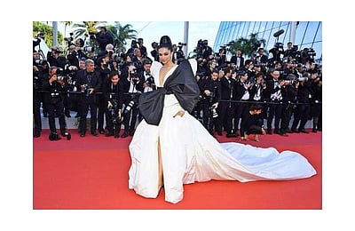 எதுக்காக உடை அணியணும்னு மறந்துடாதீங்க! பிரபல நடிகைகளை திட்டிய ரசிகர்கள்!