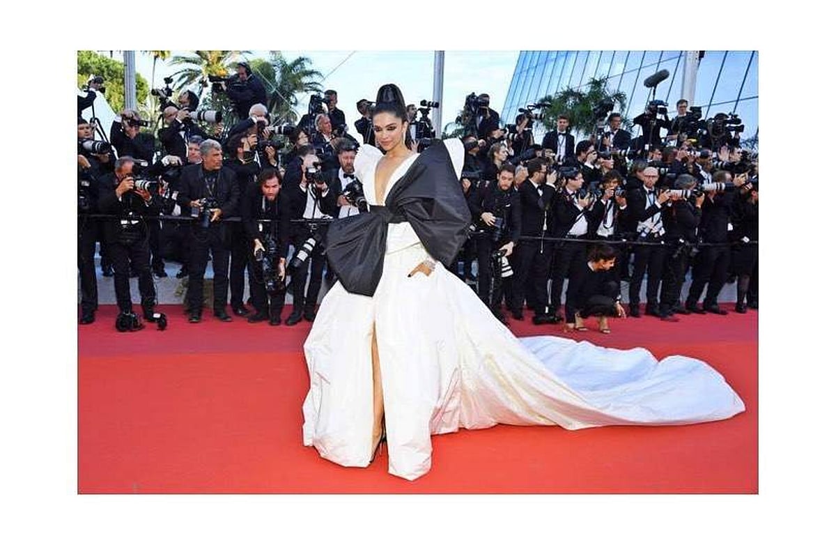 எதுக்காக உடை அணியணும்னு மறந்துடாதீங்க! பிரபல நடிகைகளை திட்டிய ரசிகர்கள்!