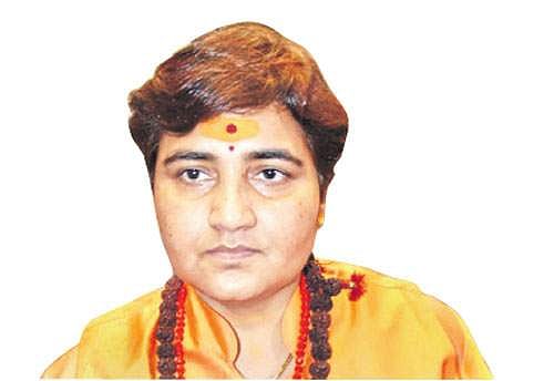 சர்ச்சையின் நாயகி பிரக்யா!