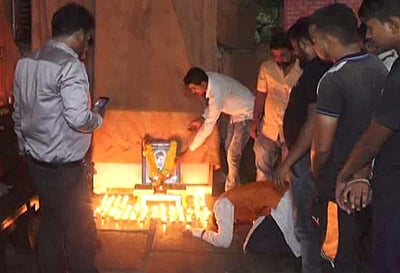 கோவிலில் கோட்ஸே பிறந்தநாள் கொண்டாட்டம்: குஜராத்தில் ஹிந்து மஹா சபா தொண்டர்கள் ஆறு பேர் கைது 