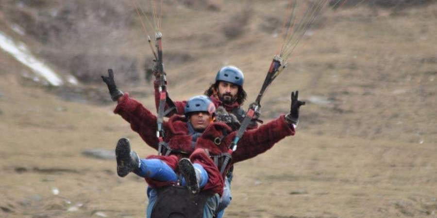 பாராக்ளைடிங்கில் வானில் பறந்த போது விபத்து; மரணமடைந்த சுற்றுலா பயணி