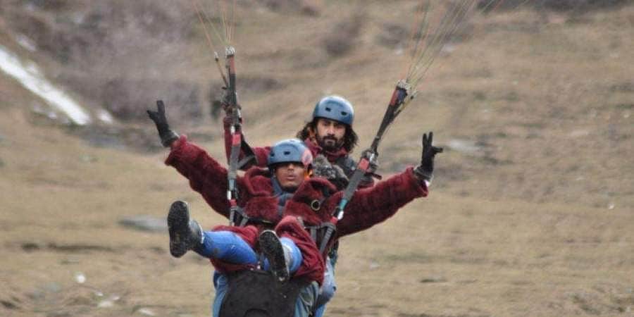 பாராக்ளைடிங்கில் வானில் பறந்த போது விபத்து; மரணமடைந்த சுற்றுலா பயணி