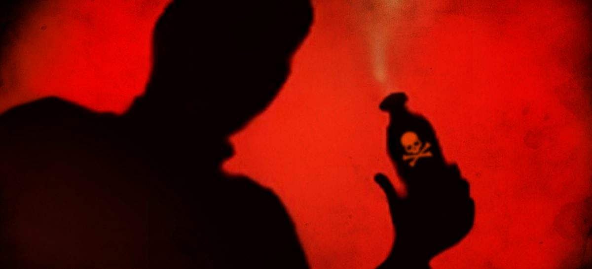 மொட்டைமாடியில் குடித்து கும்மாளமிட்டு உரண்டை இழுக்காதீர்கள், அண்டை வீட்டுக்காரர்கள் ஆசிட் வீசி விடப் போகிறார்கள்!