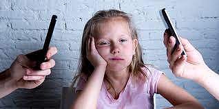 பெற்றோரில் 27% பேரும், குழந்தைகளில் 50% பேரும் ‘மொபைல் போனு’க்கு அடிமையானவர்கள்!