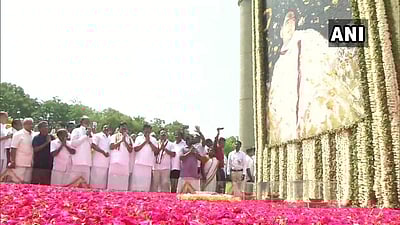 ஸ்ரீபெரும்புதூர் ராஜீவ் நினைவிடத்தில் தமிழக காங்கிரஸ் தலைவர் நினைவஞ்சலி