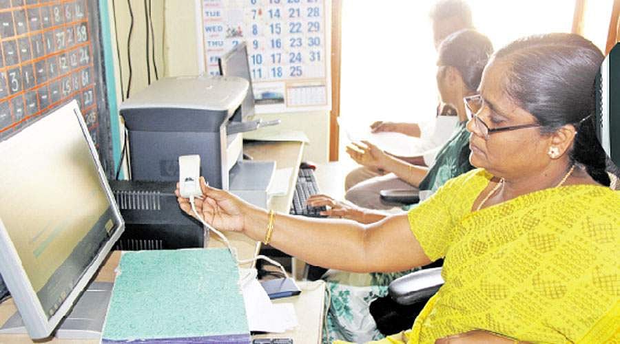 அர​சு‌ப் ப‌ள்​ளி​க​ளி‌ல் பú‌யா​ù‌ம‌ட்​ரி‌க் முறை‌: முழு​மை​யாகச் செய‌ல்​ப​டு‌த்த கணி‌ப்​பொறி சாத​ன‌‌ங்​க‌ள் வழ‌ங்​க‌ப்​ப​டுமா?