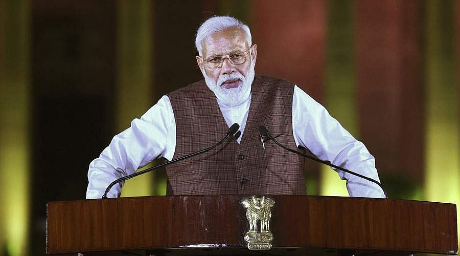 காங்கிரஸ் கட்சியின் மூத்தத் தலைவரை சந்தித்து வாழ்த்து பெற்றார் பிரதமர் மோடி