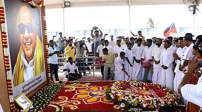 கருணாநிதி நினைவிடத்தில்  ஸ்டாலின் மரியாதை