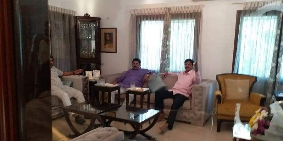 கர்நாடக அரசியலில் சலசலப்பு: எடியூரப்பாவை சந்தித்த காங்கிரஸ் எம்எல்ஏக்கள்?