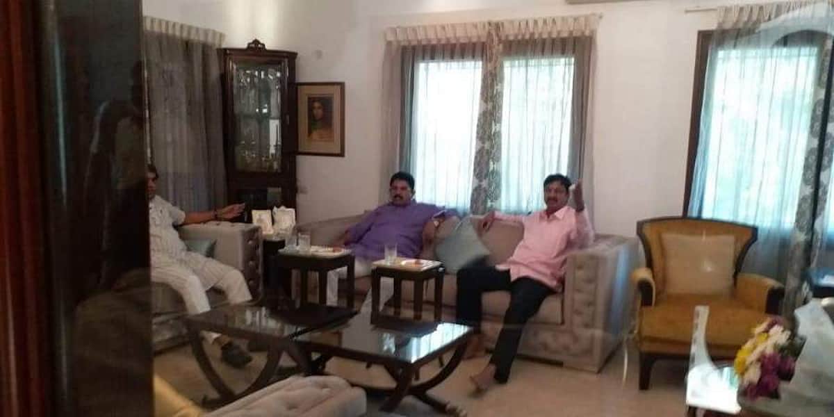 கர்நாடக அரசியலில் சலசலப்பு: எடியூரப்பாவை சந்தித்த காங்கிரஸ் எம்எல்ஏக்கள்?