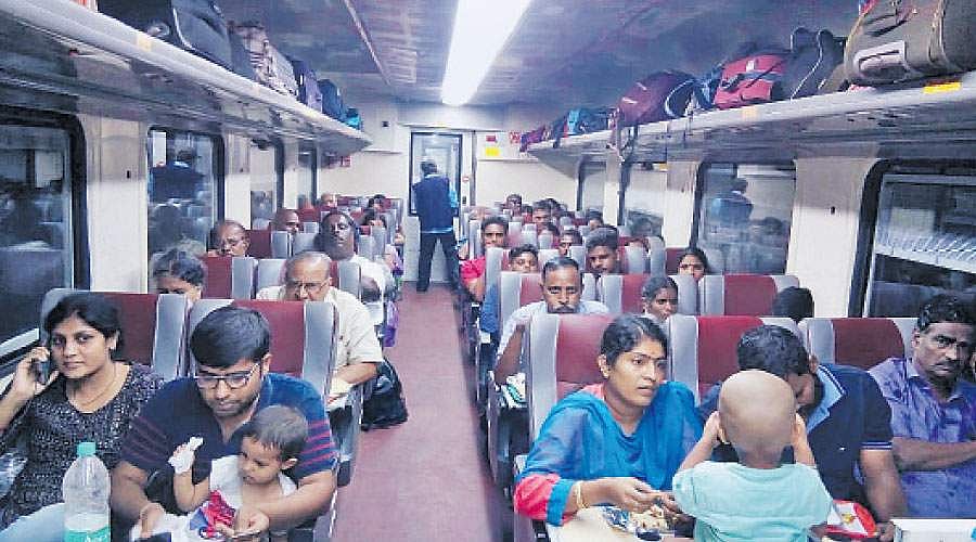 பயணிகளின் வரவேற்பை பெற்ற "தேஜஸ்' அதிவிரைவு ரயில்